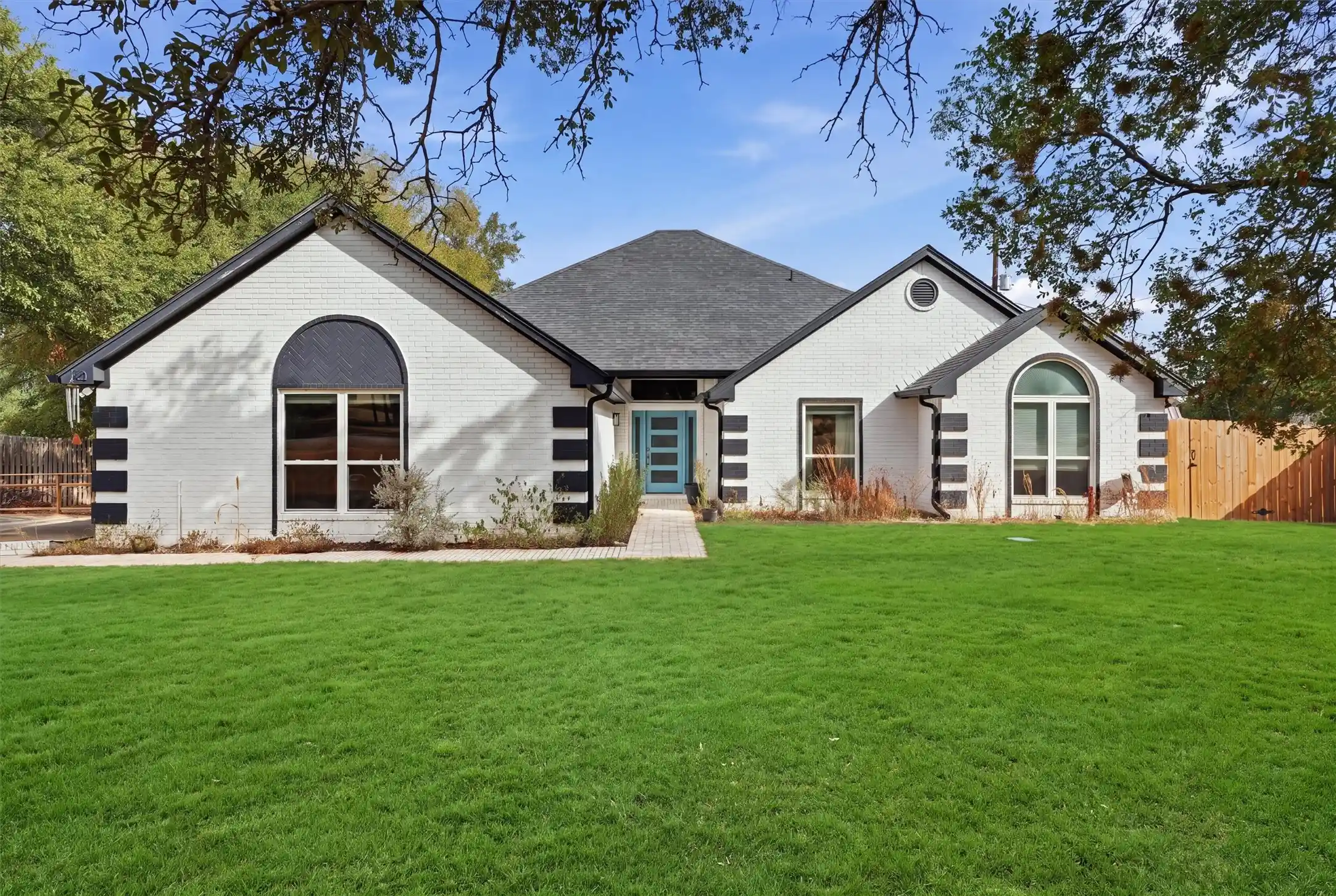 Single family home for sale at 3901 Del Rio Ct, Granbury, TX 76049 | MLS# 21397165