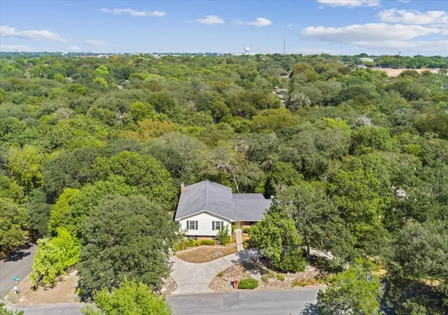 Photo 2 of Single family home for sale at 435 Elmwood Rd, Woodway, TX 76712 | MLS# 21399468 | Listing updated on 2026-10-01