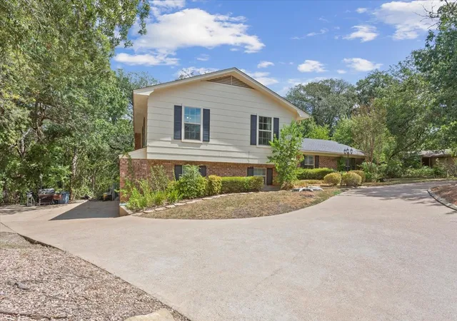 Photo 3 of Single family home for sale at 435 Elmwood Rd, Woodway, TX 76712 | MLS# 21399468 | Listing updated on 2026-10-01