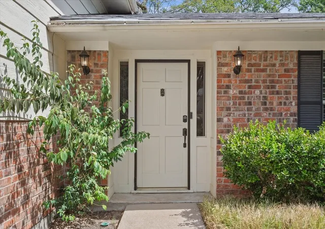 Photo 3 of Single family home for sale at 435 Elmwood Rd, Woodway, TX 76712 | MLS# 21399468 | Listing updated on 2026-10-01