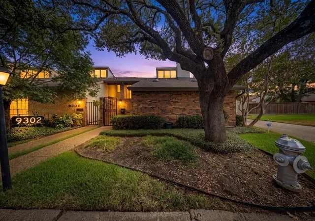 Townhouse for sale at 9302 Chimney Sweep Ln, Dallas, TX 75243 | MLS# 21386278