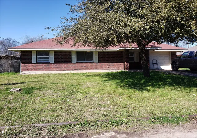 Photo 1 of Single family home for sale at 102 Ave G, Lacy Lakeview, TX 76705 | MLS# 21400750 | Listing updated on 2026-10-01