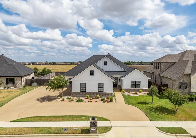 Photo 2 of Single family home for sale at 2108 Stinson Ct, Lorena, TX 76655 | MLS# 21397070 | Listing updated on 2026-10-01