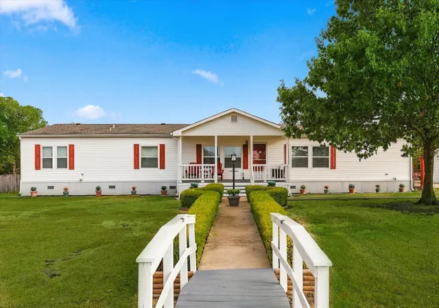 Photo 1 of Manufactured home for sale at 535 Stone Ridge Dr, Ponder, TX 76259 | MLS# 21399724 | Listing updated on 2026-10-01