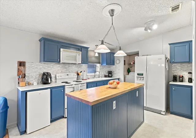 Photo 3 of Manufactured home for sale at 535 Stone Ridge Dr, Ponder, TX 76259 | MLS# 21399724 | Listing updated on 2026-10-01