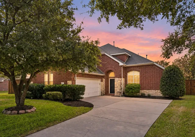 Photo 1 of Single family home for sale at 35 Creekside Dr, Roanoke, TX 76262 | MLS# 21399821 | Listing updated on 2026-10-06