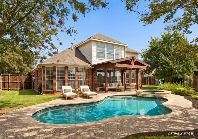 Photo 2 of Single family home for sale at 35 Creekside Dr, Roanoke, TX 76262 | MLS# 21399821 | Listing updated on 2026-10-06