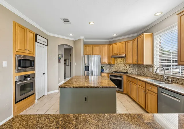 Photo 3 of Single family home for sale at 35 Creekside Dr, Roanoke, TX 76262 | MLS# 21399821 | Listing updated on 2026-10-06