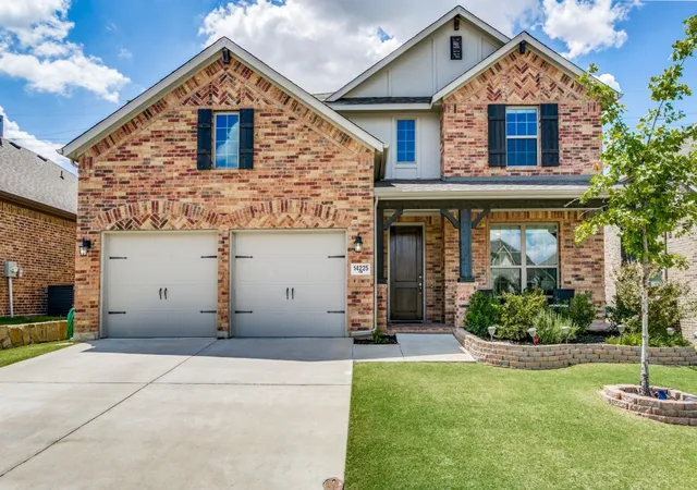 Photo 1 of Single family home for sale at 14225 Spitfire Trl, Roanoke, TX 76262 | MLS# 21397230 | Listing updated on 2026-10-10