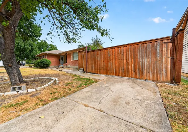 Photo 3 of Single family home for sale at 2620 Greenland Dr, Mesquite, TX 75150 | MLS# 21397557 | Listing updated on 2026-10-03