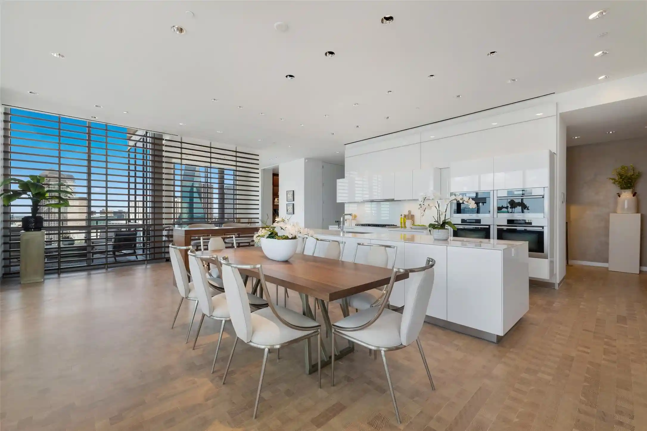 Listing Photo 2 - Condo for sale in 2200 Victory Ave located at 2200 Victory Ave, Dallas, TX 75219 - Unit #2701