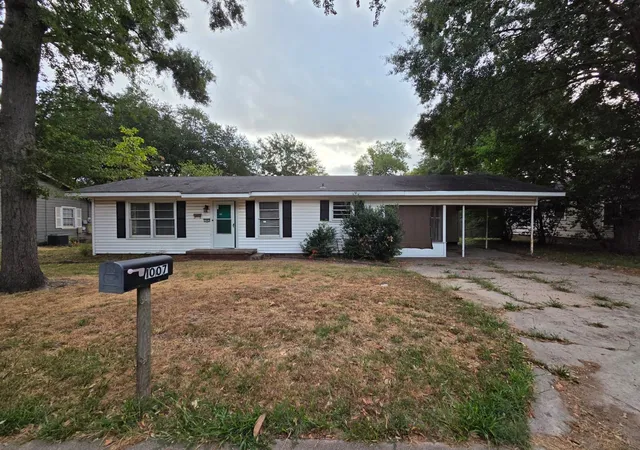 Photo 1 of Single family home for sale at 1007 N Montgomery St, Gilmer, TX 75644 | MLS# 21400353 | Listing updated on 2026-10-08