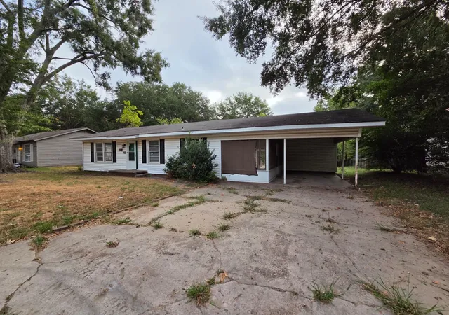 Photo 3 of Single family home for sale at 1007 N Montgomery St, Gilmer, TX 75644 | MLS# 21400353 | Listing updated on 2026-10-08