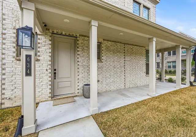 Photo 2 of Townhouse for sale at 634 Blue Ridge Dr, Mansfield, TX 76063 | MLS# 21392836 | Listing updated on 2026-10-01