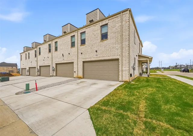 Photo 3 of Townhouse for sale at 634 Blue Ridge Dr, Mansfield, TX 76063 | MLS# 21392836 | Listing updated on 2026-10-01