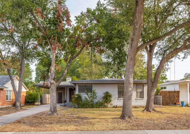 Photo 1 of Single family home for sale at 618 Newberry Dr, Richardson, TX 75080 | MLS# 21399887 | Listing updated on 2026-10-02