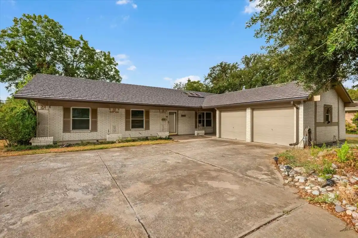 Photo 1 of Single family home for sale at 8933 Kincaid Dr, Benbrook, TX 76116 | MLS# 21400424 | Listing updated on 2026-10-26