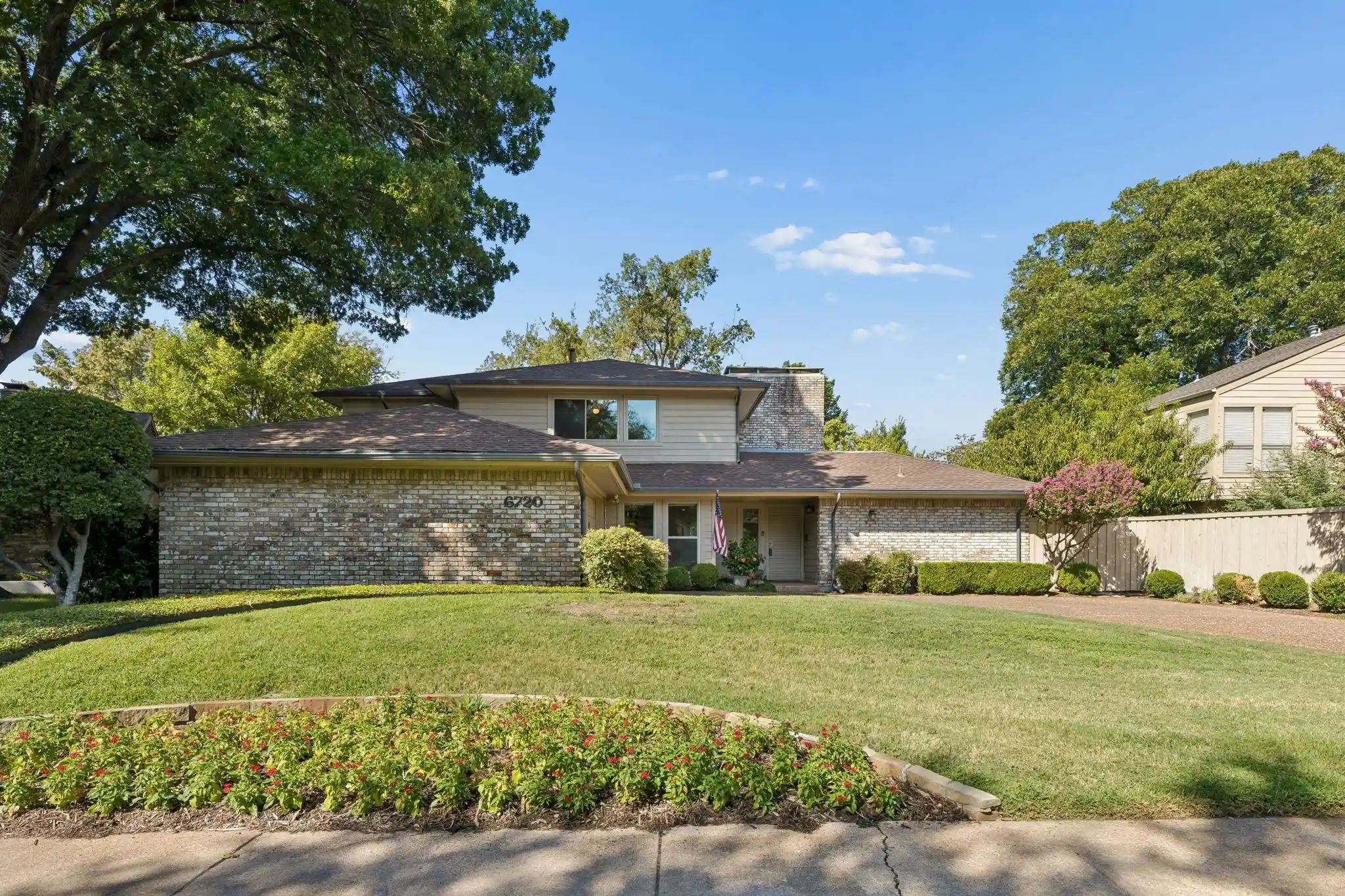 Photo 1 of Single family home for sale at 6720 Robin Willow Ct, Dallas, TX 75248 | MLS# 21398711 | Listing updated on 2026-10-28