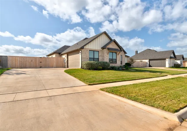 Photo 2 of Sale Pending at 317 Blackhawk Dr, Abilene, TX 79602 | MLS# 21400743 | Listing updated on 2026-10-10