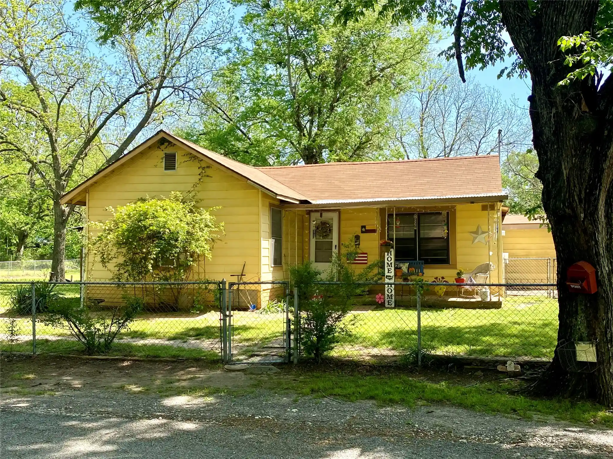 Photo 1 of Single family home for sale at 1115 S 6th Street, Bonham, TX 75418 | MLS# 21400943 | Listing updated on 2026-10-22