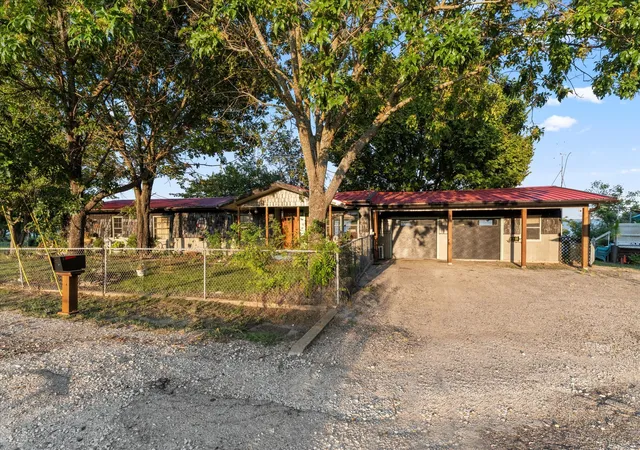 Photo 3 of Manufactured home for sale at 308 Causeway Cvs, Kemp, TX 75143 | MLS# 21388588 | Listing updated on 2026-10-05