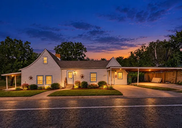 Photo 1 of Single family home for sale at 400 S 3rd Street, Grandview, TX 76050 | MLS# 21399012 | Listing updated on 2026-10-10
