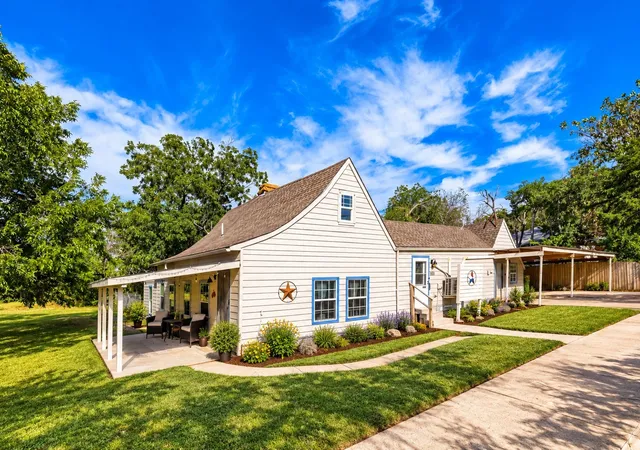 Photo 2 of Single family home for sale at 400 S 3rd Street, Grandview, TX 76050 | MLS# 21399012 | Listing updated on 2026-10-10
