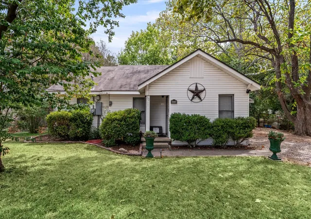 Photo 2 of Single family home for sale at 302 W Billington Dr, Robinson, TX 76706 | MLS# 21398330 | Listing updated on 2026-10-02
