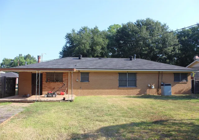 Photo 3 of Sale Pending at 2610 Plantation Dr, Bossier City, LA 71111 | MLS# 21400947 | Listing updated on 2026-10-05