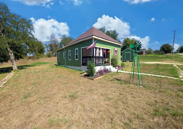 Photo 3 of Single family home for sale at 547 E Hill St, Hamilton, TX 76531 | MLS# 21401079 | Listing updated on 2026-10-09