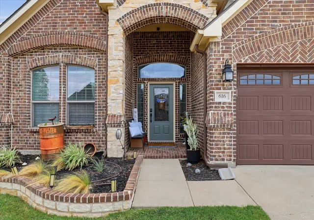 Photo 3 of Single family home for sale at 616 Seabourne Dr, Fort Worth, TX 76179 | MLS# 21400782 | Listing updated on 2026-10-02