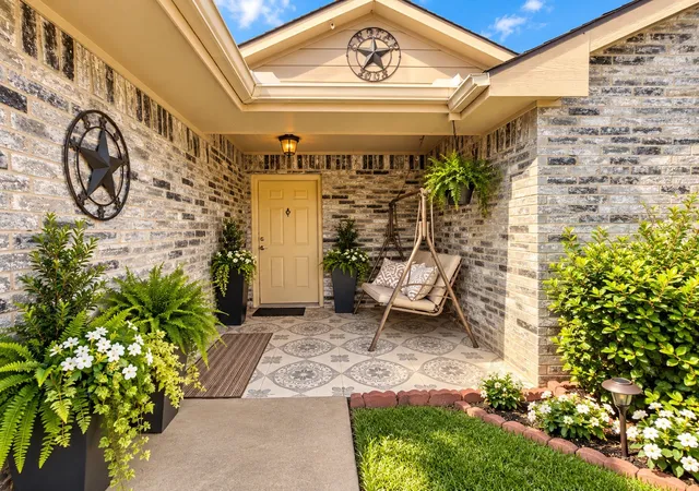 Photo 2 of Single family home for sale at 1605 Canary Is Ct, Dallas, TX 75217 | MLS# 21401149 | Listing updated on 2026-10-02