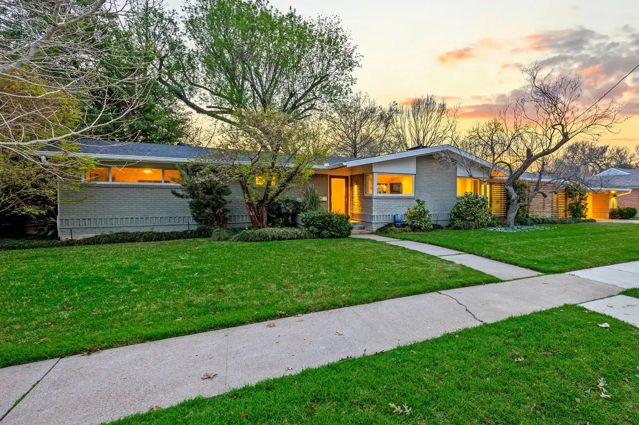 Photo 1 of Single family home for sale at 6631 Ridgemont Dr, Dallas, TX 75214 | MLS# 21388657 | Listing updated on 2026-10-18