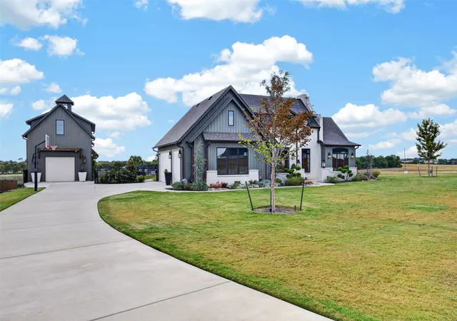 Photo 2 of Single family home for sale at 210 Low Bird Ln, Waxahachie, TX 75167 | MLS# 21392334 | Listing updated on 2026-10-01