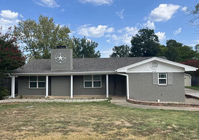Photo 2 of Single family home for sale at 615 E Fairview St, Blossom, TX 75416 | MLS# 21401164 | Listing updated on 2026-10-02