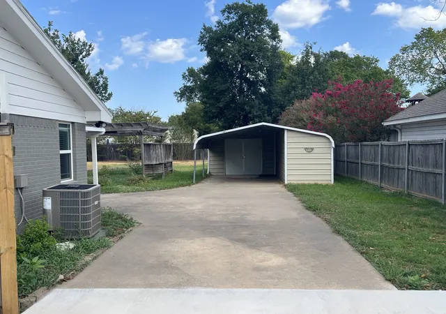 Photo 3 of Single family home for sale at 615 E Fairview St, Blossom, TX 75416 | MLS# 21401164 | Listing updated on 2026-10-02