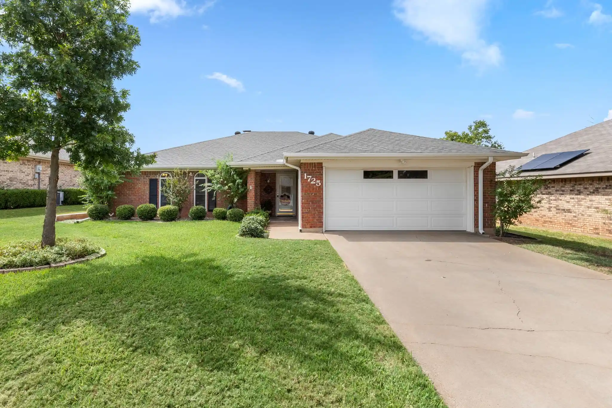 Photo 1 of Single family home for sale at 1725 Meadowcliff Dr, Wichita Falls, TX 76302 | MLS# 21401109 | Listing updated on 2026-10-14