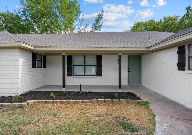 Photo 3 of Single family home for sale at 125 E Dawn Dr, Waco, TX 76706 | MLS# 21398150 | Listing updated on 2026-10-02