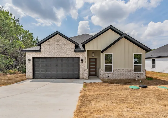Photo 1 of Single family home for sale at 5822 Stonegate Cir, Granbury, TX 76048 | MLS# 21391210 | Listing updated on 2026-10-02