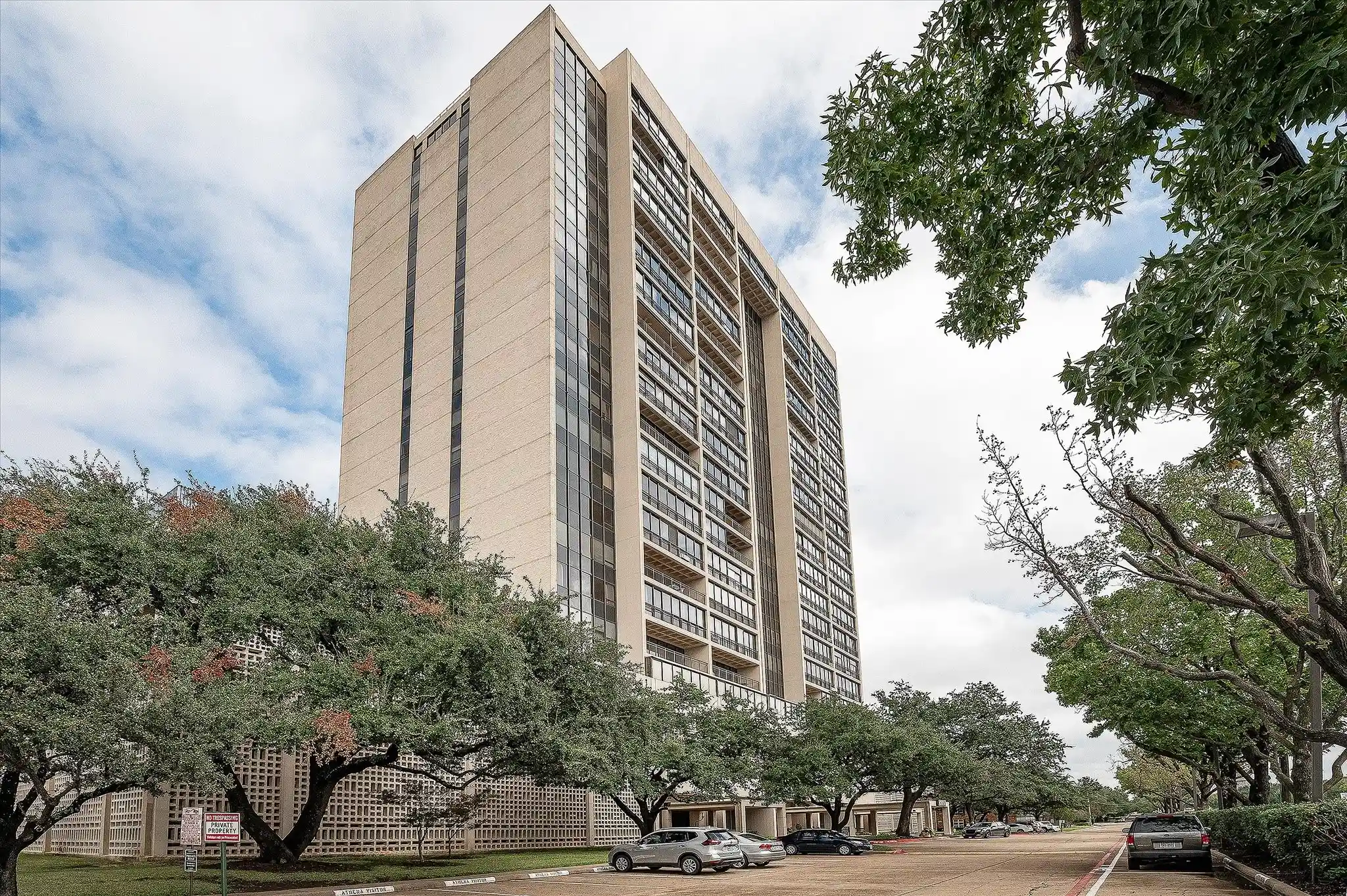 Listing Photo 32 - Condo for sale in 6335 W Nw Hwy located at 6335 W Nw Hwy, Dallas, TX 75225 - Unit #1117
