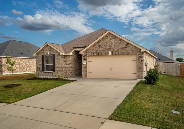 Photo 3 of Single family home for sale at 4006 Lakeview Dr, Sanger, TX 76266 | MLS# 21400131 | Listing updated on 2026-10-04