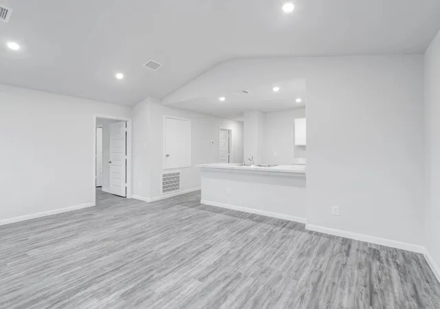 Photo 4 of Single family home for sale at 405 Cactus Ct, Granbury, TX 76048 | MLS# 21401211 | Listing updated on 2026-10-02