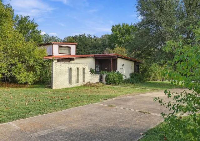 Photo 1 of Single family home for sale at 5501 Camino Dos Lagos Dr, Sherman, TX 75090 | MLS# 21400926 | Listing updated on 2026-10-02