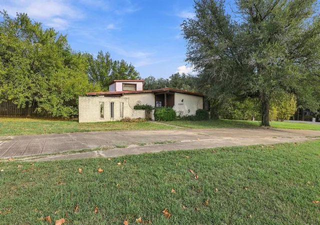 Photo 2 of Single family home for sale at 5501 Camino Dos Lagos Dr, Sherman, TX 75090 | MLS# 21400926 | Listing updated on 2026-10-02