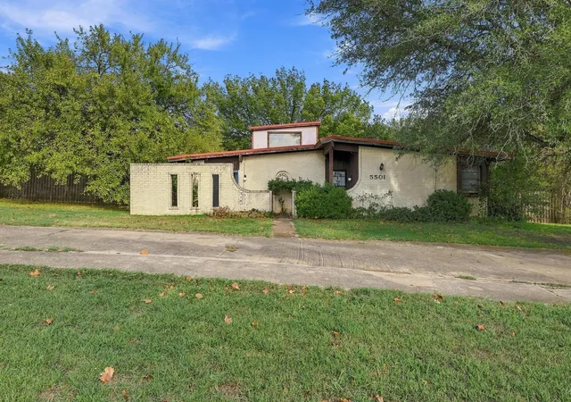 Photo 3 of Single family home for sale at 5501 Camino Dos Lagos Dr, Sherman, TX 75090 | MLS# 21400926 | Listing updated on 2026-10-02