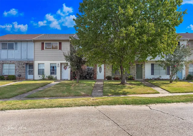 Photo 1 of Townhouse for sale at 319 John Wesley Blvd, Bossier City, LA 71112 | MLS# 21400998 | Listing updated on 2026-10-06