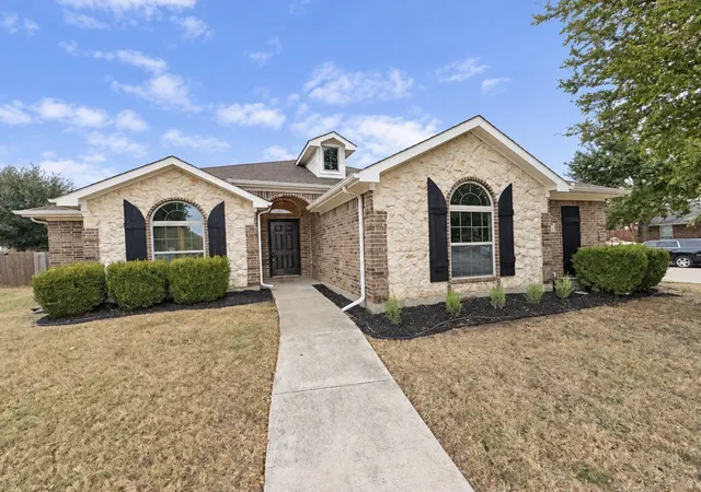 Photo 3 of Single family home for sale at 923 Grouse Rd, Glenn Heights, TX 75154 | MLS# 21391803 | Listing updated on 2026-10-02