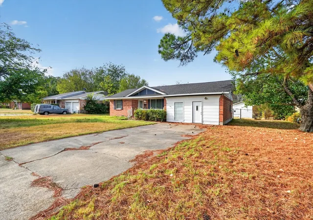 Photo 2 of Single family home for sale at 821 Circle Dr, Terrell, TX 75160 | MLS# 21399916 | Listing updated on 2026-10-03