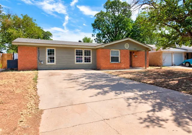 Photo 1 of Single family home for sale at 2001 Westview Dr, Abilene, TX 79603 | MLS# 21387922 | Listing updated on 2026-10-05