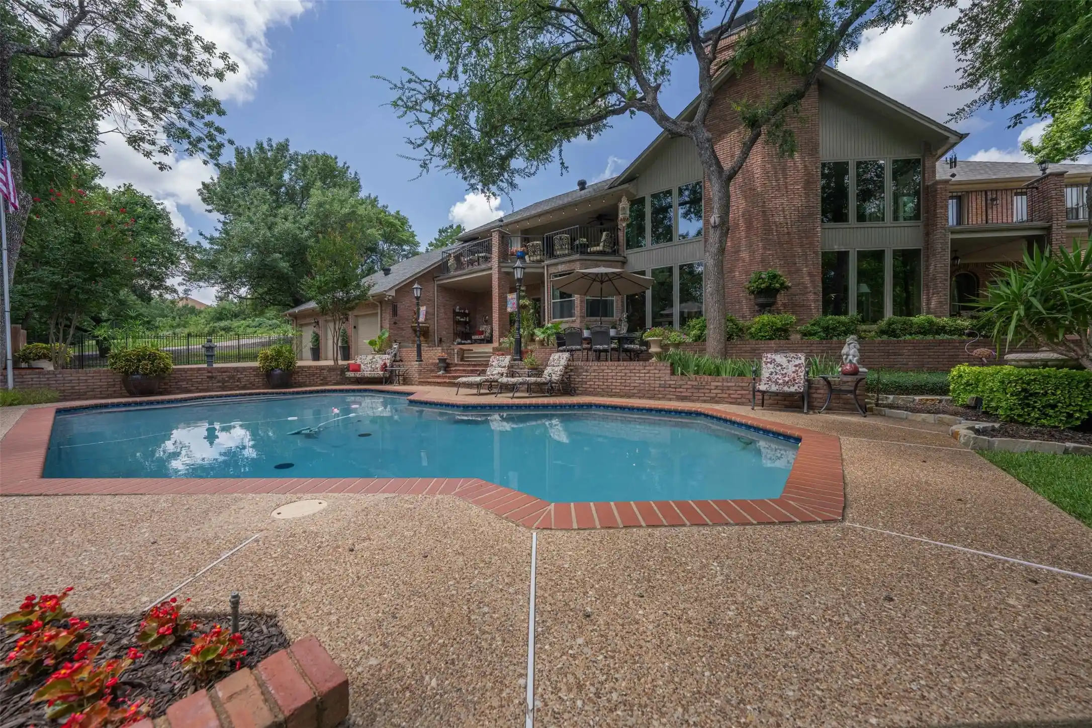 Photo 1 of Single family home for sale at 401 Canyon Crk Trl, Fort Worth, TX 76112 | MLS# 21401321 | Listing updated on 2026-10-10